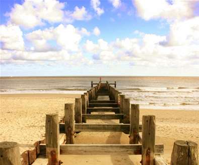 Lowestoft Beach - Groynes - (c) Ian Dinmore