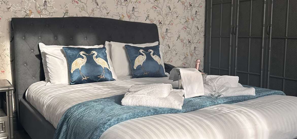 The Orwell Hotel - Bedroom with heron pillows