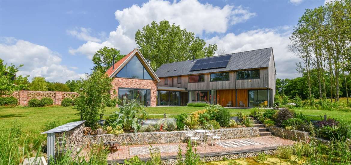 Sykes Cottages - Large house with gardens