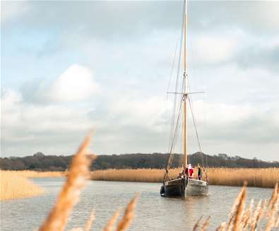 Father Christmas sails into Sna..