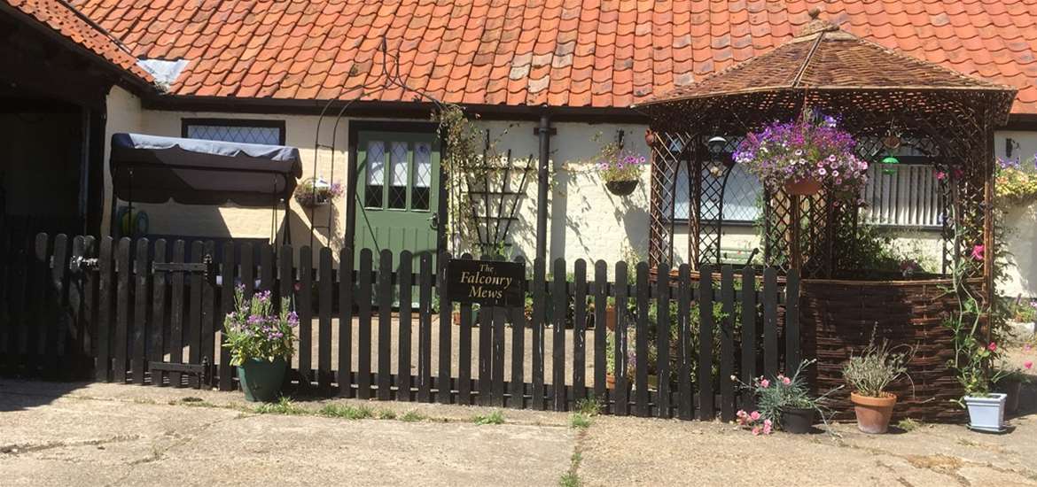 WTS - Valley Farmhouse - Falconry Mews