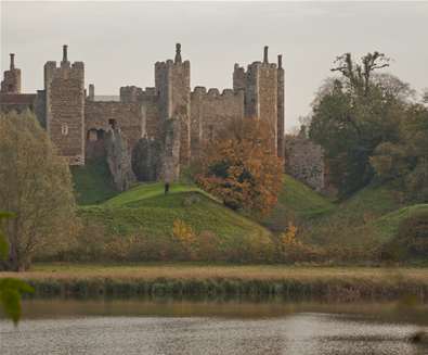 Towns - Framlingham - Autumn leaves