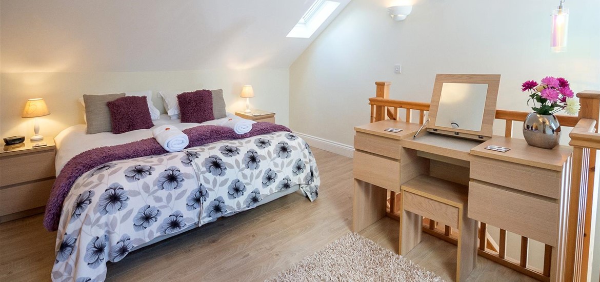 Mollett's Farm - Granary Cottage main bedroom