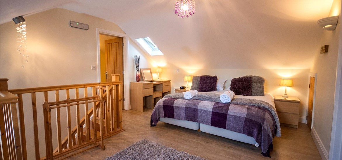 Mollett's Farm - Granary Cottage main bedroom