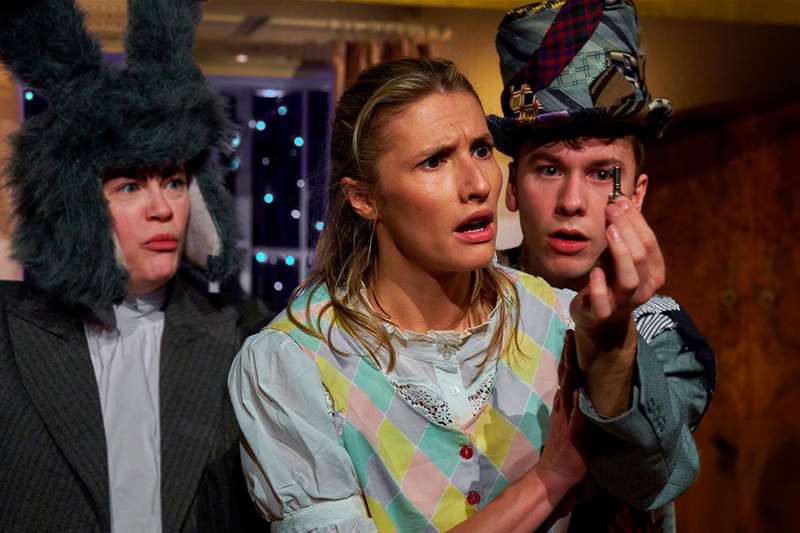 Red Rose Chain - Alice in Wonderland (c) Red Rose Chain