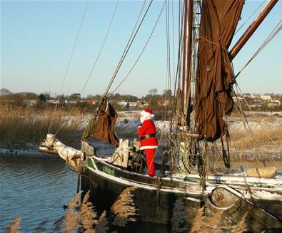 Father Christmas sails into snape