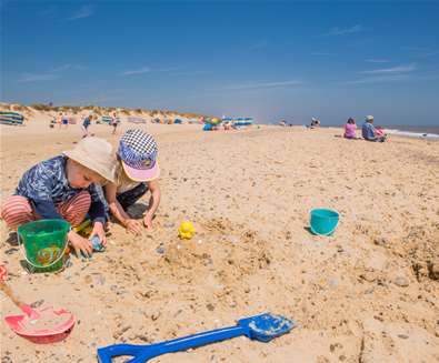 TTDA - Southwold beach - children making sandcastles