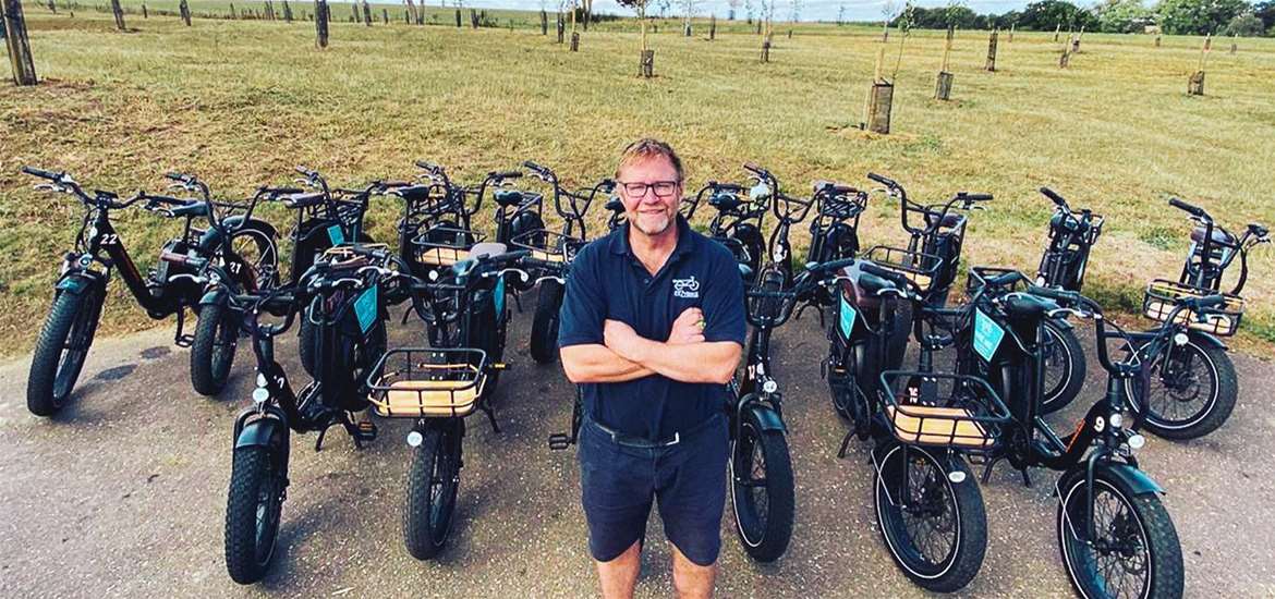 Experiences - Eezybike - Simon with bikes